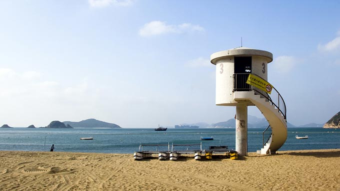 Strand mit Lifeguard-Turm an der Repulse Bay
