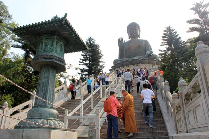 Stufen zum großen Buddha